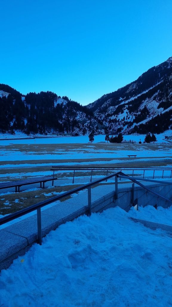 montanha nos pirineus perto de barcelona para ski e snowboard