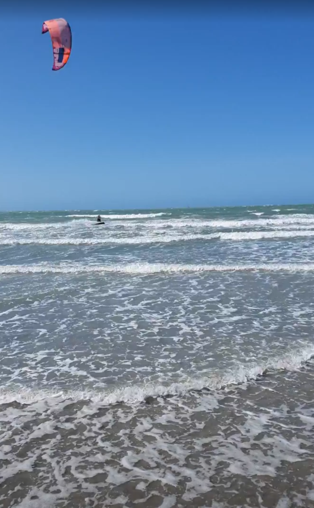 praticando kitesurf em jericoacoara