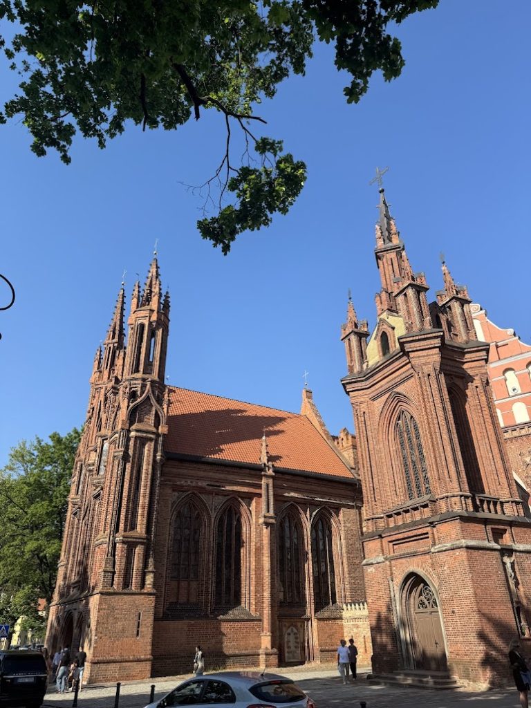 Igreja de Santa Ana em Vilnius, com sua arquitetura de tijolos