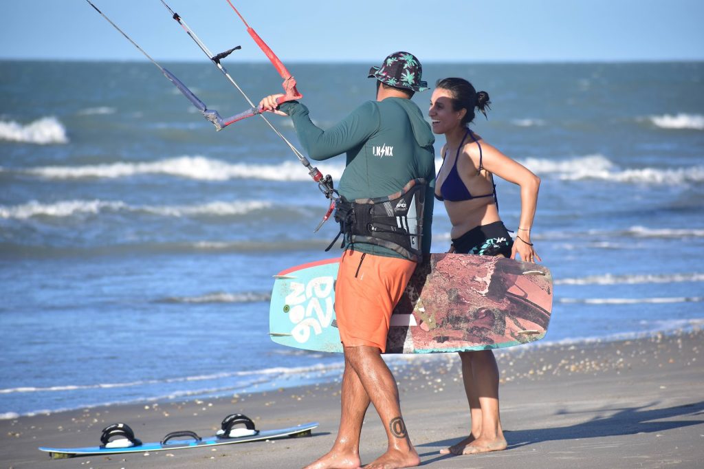 casal fazendo kitesurf no guriu