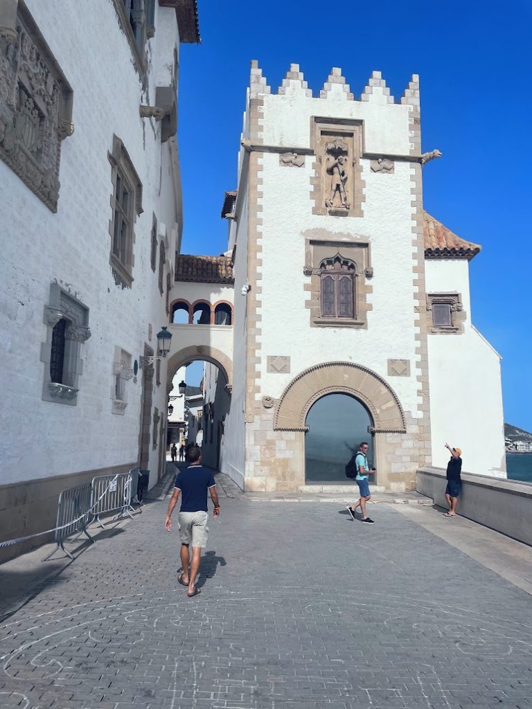 Foto mostrando o centro historico de Sitges na catalunha