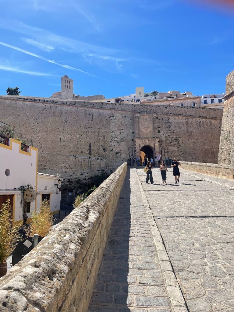 Foto da entrada do castelo de Ibiza